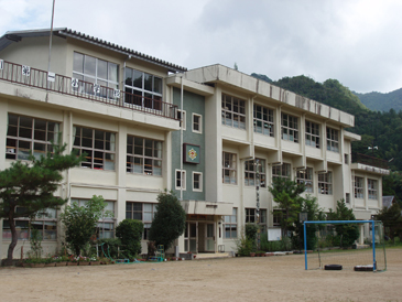 西川第一小学校校舎写真