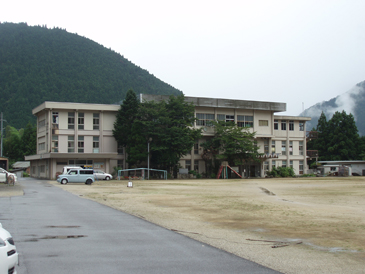 上野地小学校校舎写真